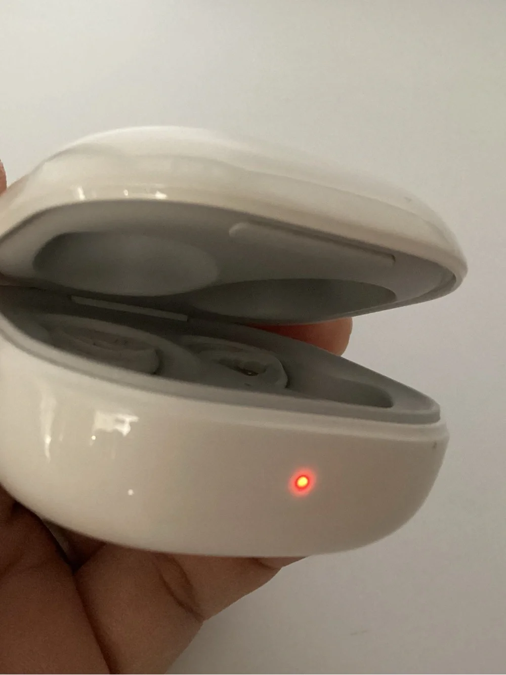 Samsung White Wireless Earbuds Charging Case with White Tip Rings